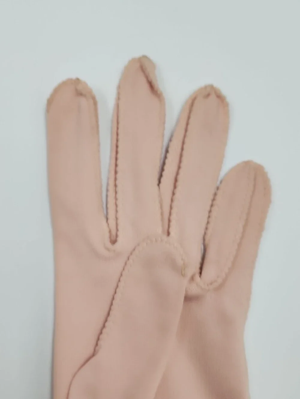 Vintage Women's Classic Scalloped Edge Gloves - Blush Pink